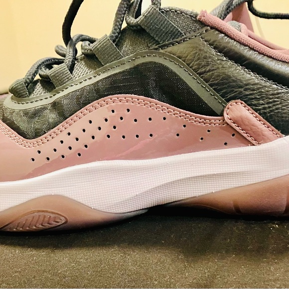 Size 7 Women’s Air Jordan 11 CMFT Low - Picture 6 of 9